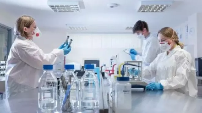 人生就是博携手多家生命科学公司以及比尔及梅林达·盖茨基金会，提供研发力量和药物共同抗击新冠肺炎疫情
